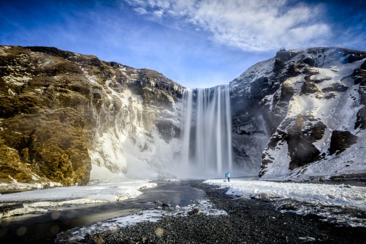 Skogafoss gelée en hiver sous la neige en Islande