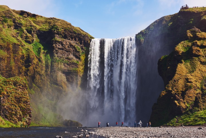 Skogafoss vue rapprochée au pied de la cascade en Islande
